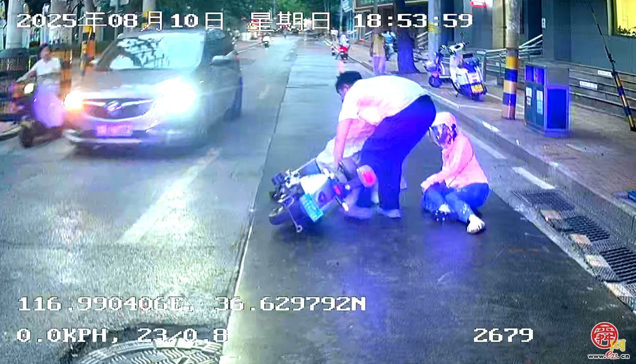 电动车主不慎摔倒，公交司机热心帮助