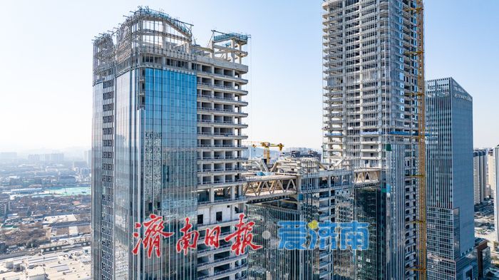 项目强省会｜重塑城市天际线：万融云城二期玻璃幕墙亮相，双连廊贯通