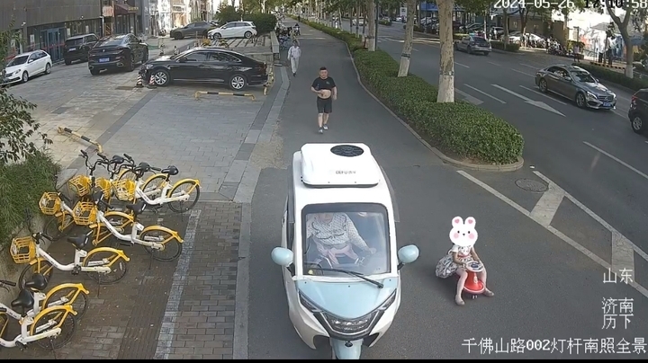 五岁女童济南街头骑扭扭车“自驾游”：从千佛山差点到了大明湖