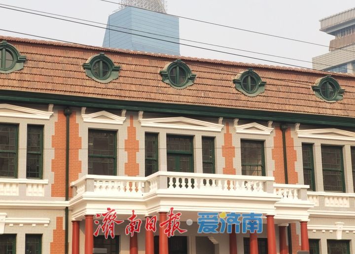 泉城年味气氛组已就位，是“蛇”候过年啦！