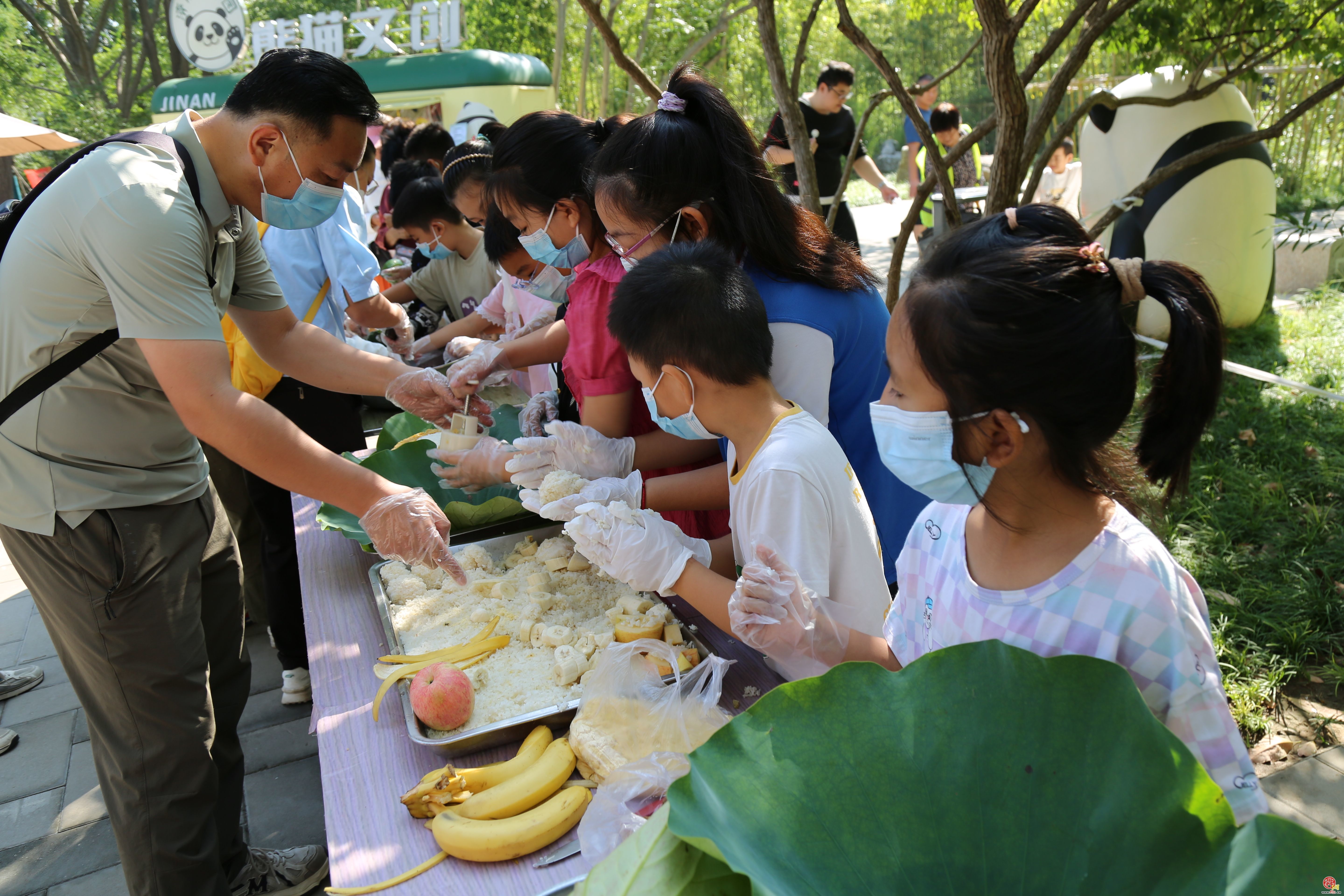 “泉”在济南享金秋暨全国科普日｜济南动物园：中秋佳节“巨型月饼”增添别样欢乐