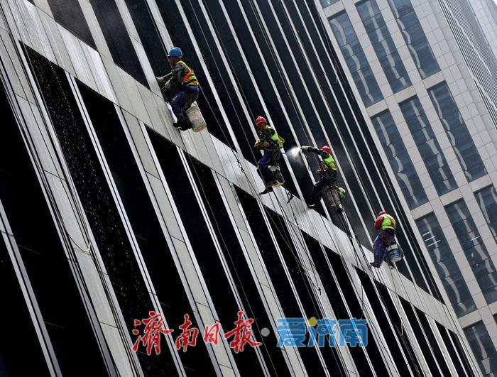 城市高空“蜘蛛人”：悬于百米之上，擦亮城市与人生