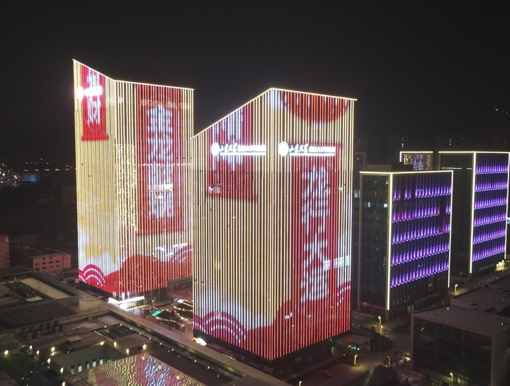 楼体灯光秀营造浓浓年味儿