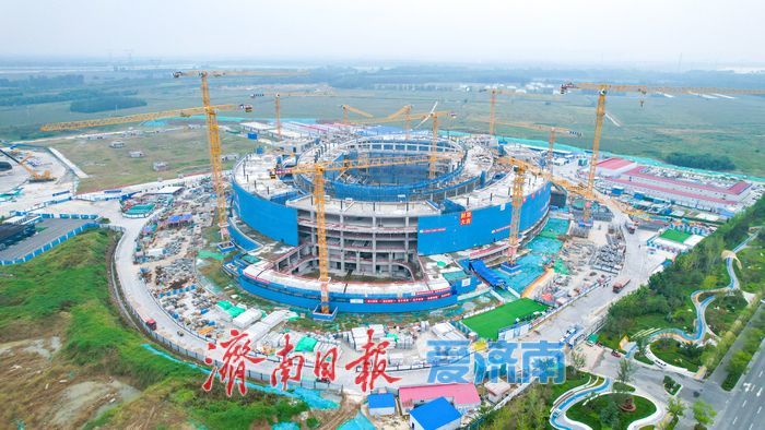 黄河体育中心游泳馆主体封顶 黄河畔体育新地标加速成型