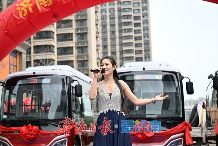 跨越小清河的“红墩墩”来了 济南小巷公交553路开通