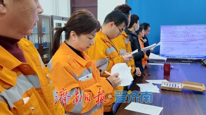 济南站夜幕下的守护者：喜欢“欺负”年轻人的“迷糊”工长