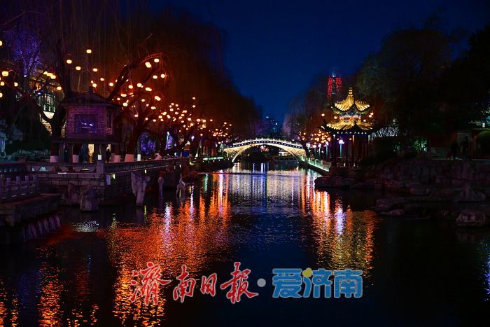环城公园迎春花灯点亮护城河畔 夜色中黑虎泉更添韵致