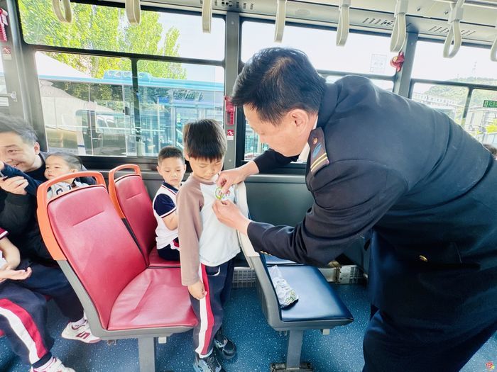 安全记心间——济南南部公交迎来萌娃探站