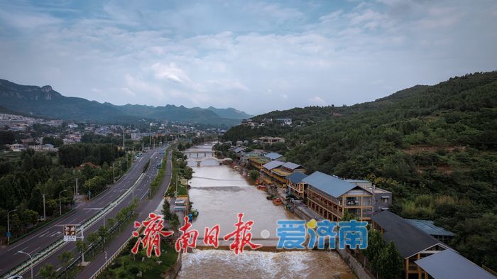 雨后门牙景区水位上涨，形成多处飞瀑景观