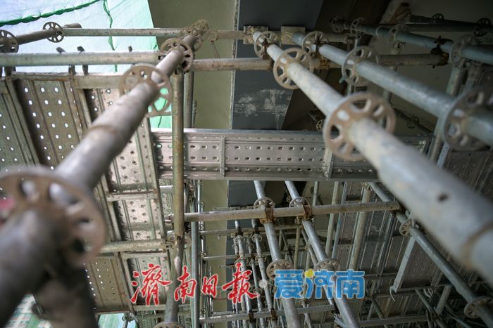 探访济南纬二路天桥改造现场，工程稳步推进，施工有序开展