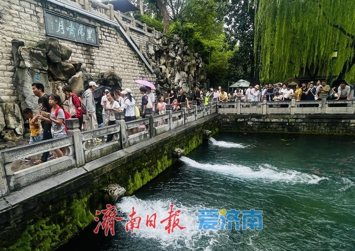 黑虎泉水位飙至29.79米创今夏新高，游客雨中尽享“虎啸”胜景