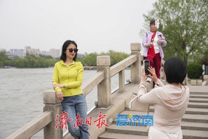 一年四季·泉在济南｜大明湖春光潋滟，玉带桥畔游人如织