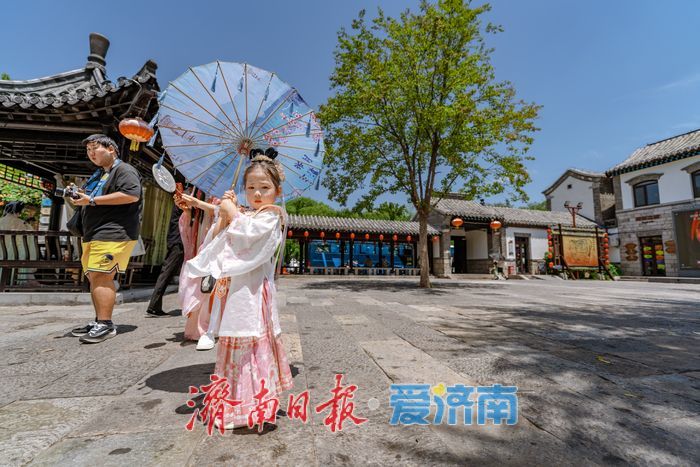 泉城暑假亲子欢：济南明府城变身“带娃打卡”新热土