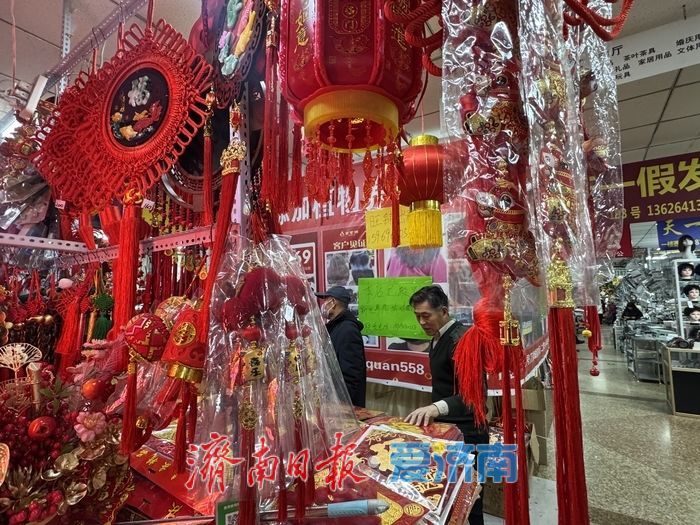 新春倒计时一个月 节日装饰上新添年味