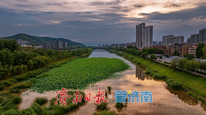 暮色降临，腊山河生态展现日落美景