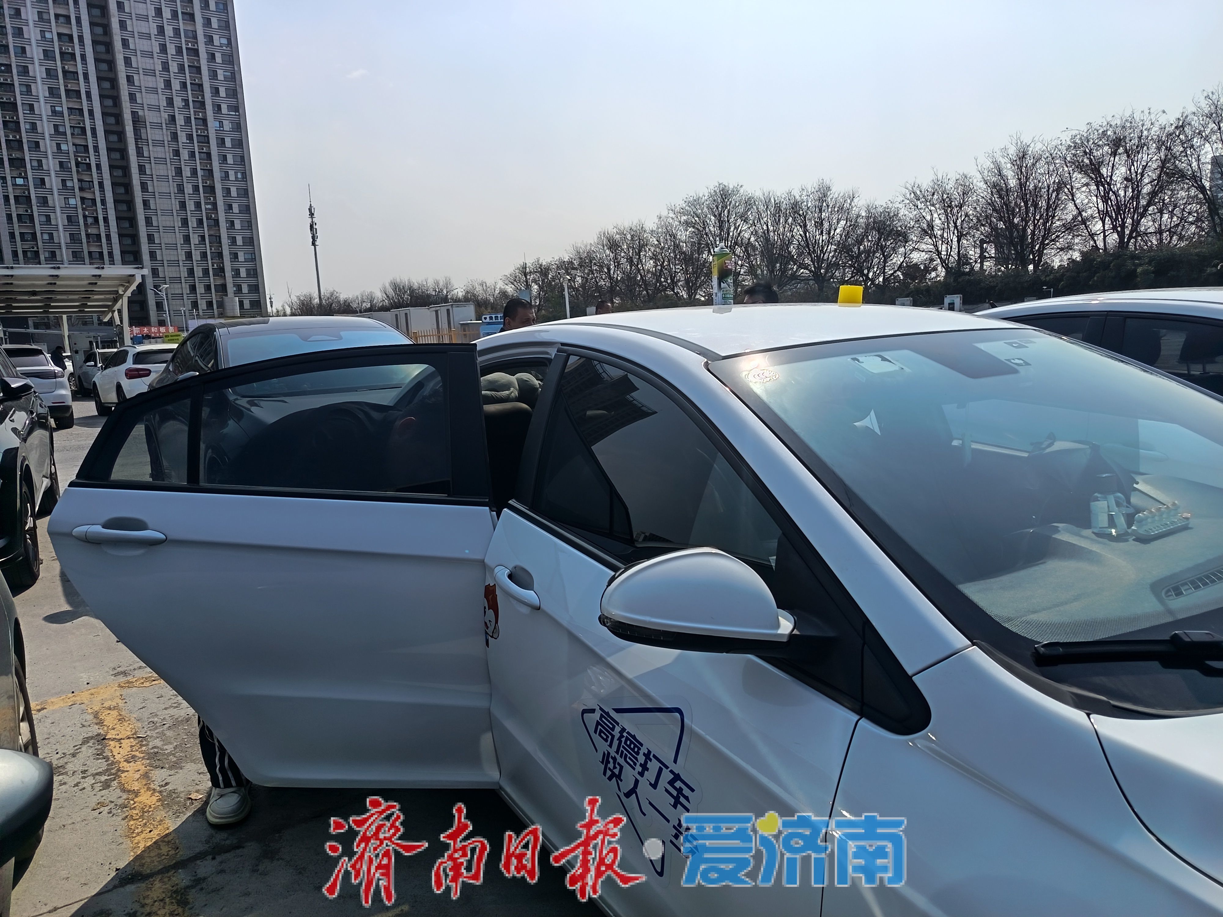 从“小车厢”到“大文明” 济南出租车全力“净”化城市窗口