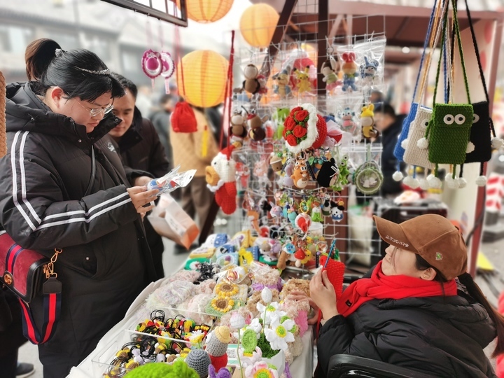 “泉”在济南过大年｜泰安“瓷娃娃”到明湖市集摆摊，她的手工作品卖火了