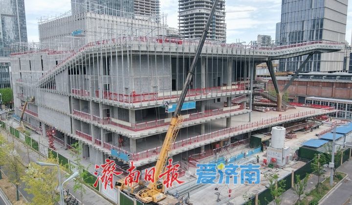 济南中央商务区艺术剧院项目开始外立面幕墙施工