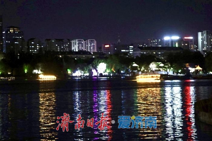 大明湖夜游人气旺 光影泉城醉游人