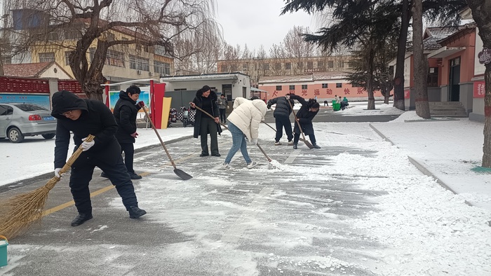 除雪护平安，暖意满校园！莱芜区这所小学开展志愿扫雪活动