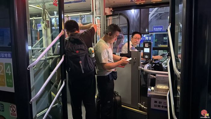 高铁深夜到站不停歇 公交接驳暖心护航旅客出行