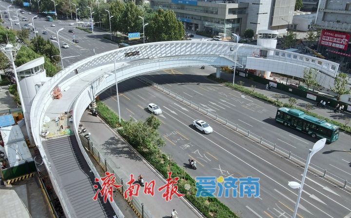 “新月”环抱工业南路，立体过街即将成型