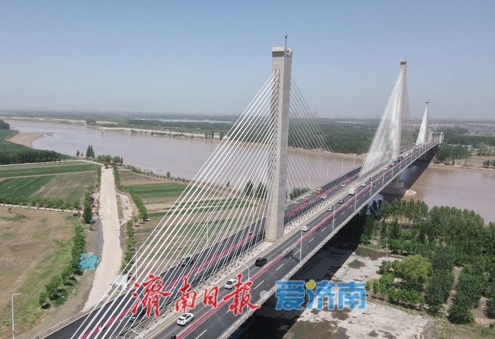 济南建邦黄河公路大桥沥青路面翻新施工正酣，车辆导改至中央车道