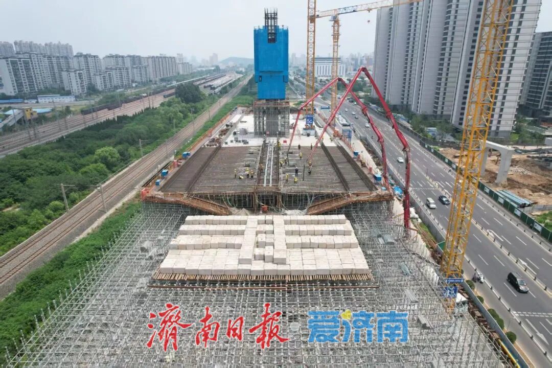 济南开源路跨铁路转体桥关键节段浇筑完成