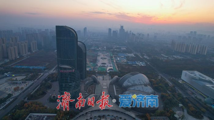 一年四季 泉在济南丨薄雾披纱，泉城西部晨曦入画