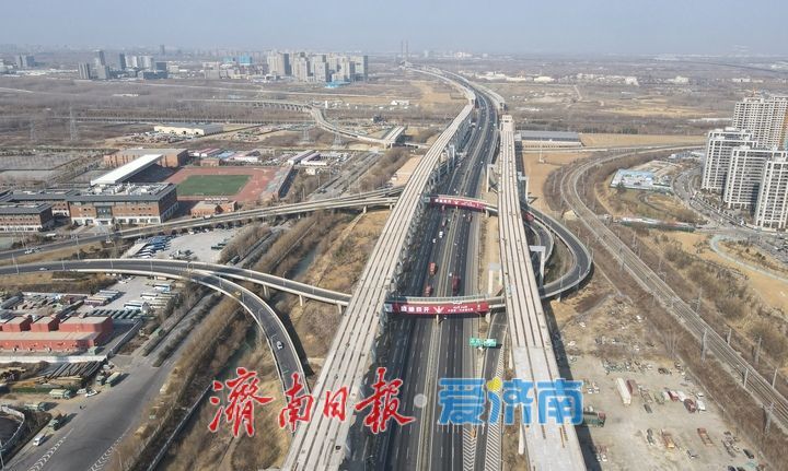 泉城年味气氛组已就位，是“蛇”候过年啦！