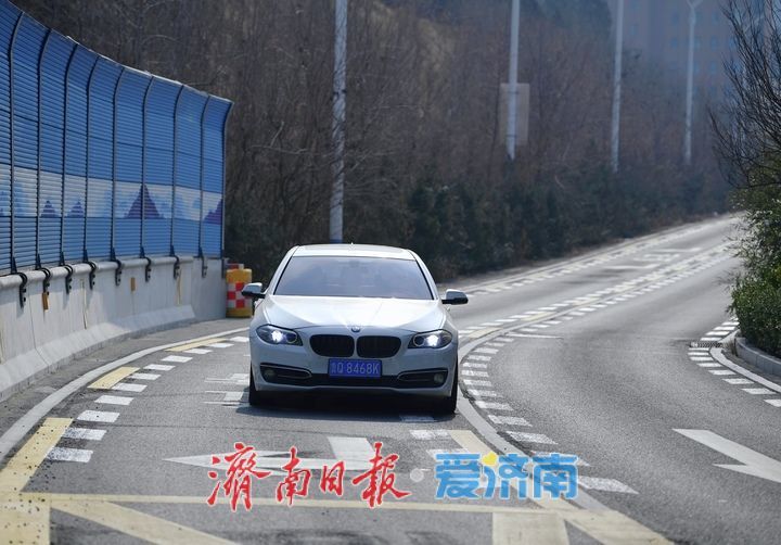 直击堵点！济南旅游路二环东路交叉口新增专用右转车道正式投用