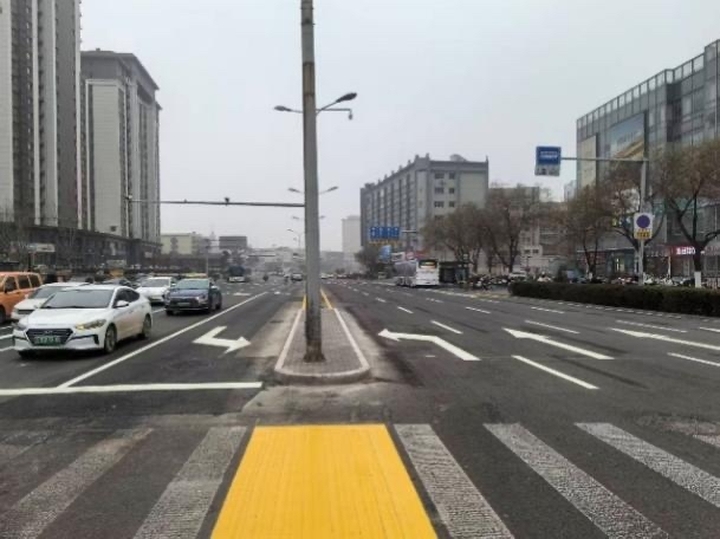济南两大路口通行焕新：历山路东关大街路口疏缓左转积压，二环东路解放路路口破解车流交织难题
