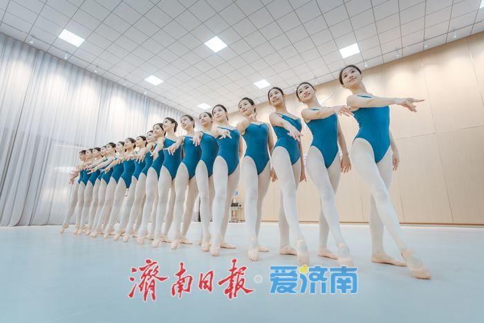 汗浸练功房，足尖起落间，山东舞蹈生冲刺统考