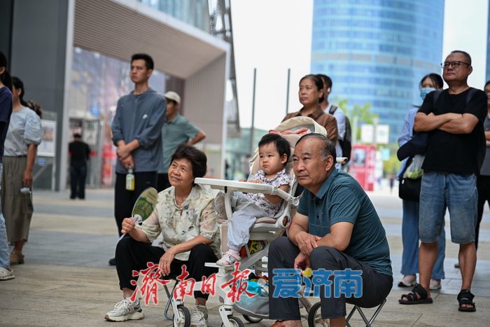 济南市三馆过道屏幕直播阅兵 群众驻足共缅历史