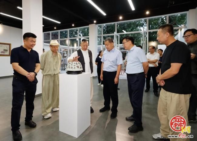 山青峻悦陶艺馆开馆暨“跨界·中外名家艺术联展”昨日在济南南部山区启幕