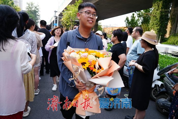 你走出考场的样子，是父母镜头里最珍贵的风景