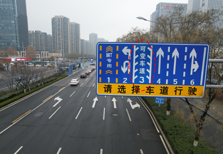 济南奥体中路可变车道上岗，晚高峰直行效率提升超两成