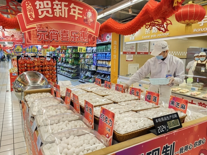 吃完饺子盼元宵 传统“现滚元宵”走俏泉城市场