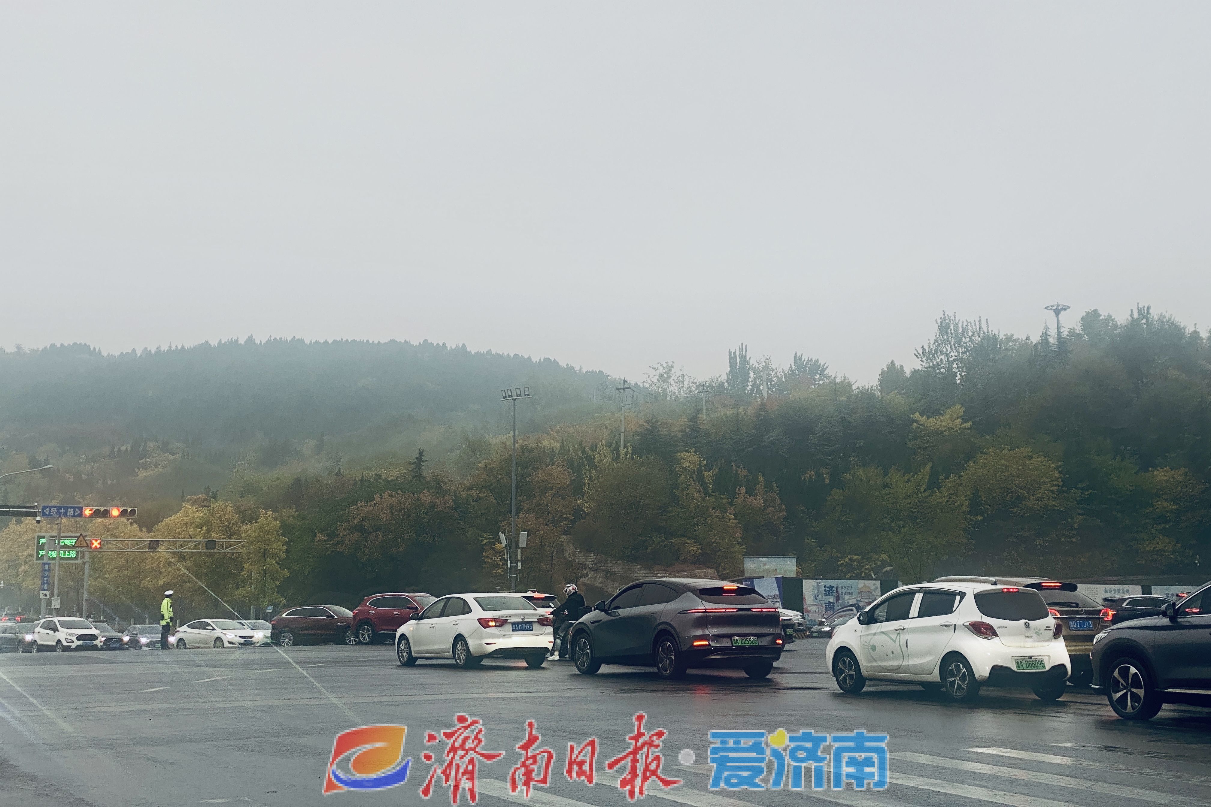 今明两天济南仍有间歇性小雨，能见度不佳请注意交通安全