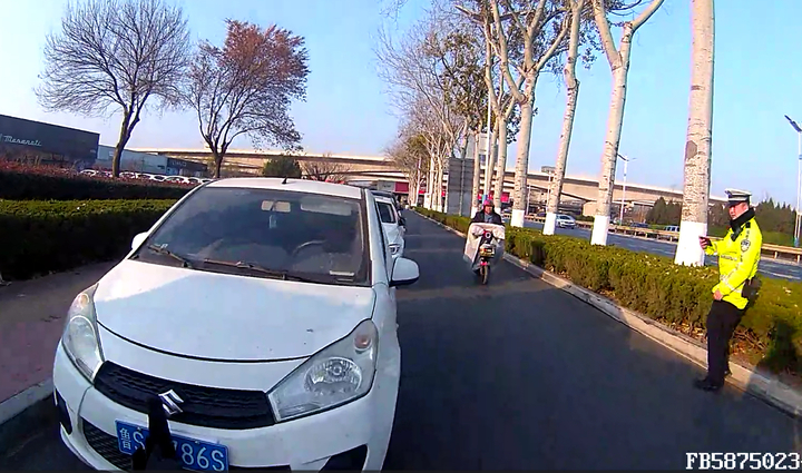 口罩、锥桶、单车齐上阵？济南经十西路多车花样遮挡号牌均被查