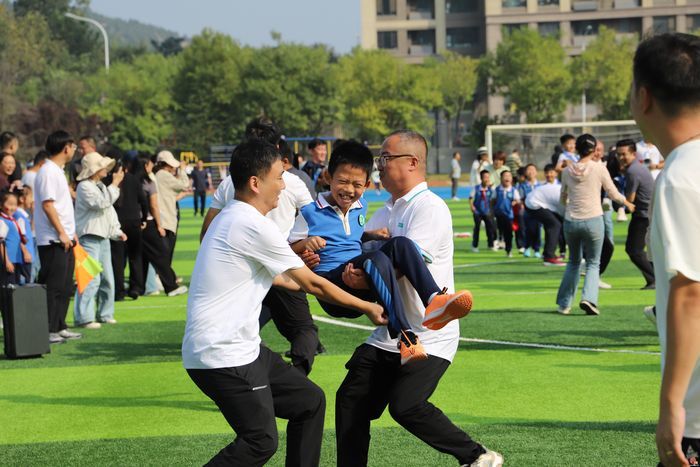 秋季运动会活力开幕，多彩项目点亮校园——历城区智轩学校小学部举行秋季运动会