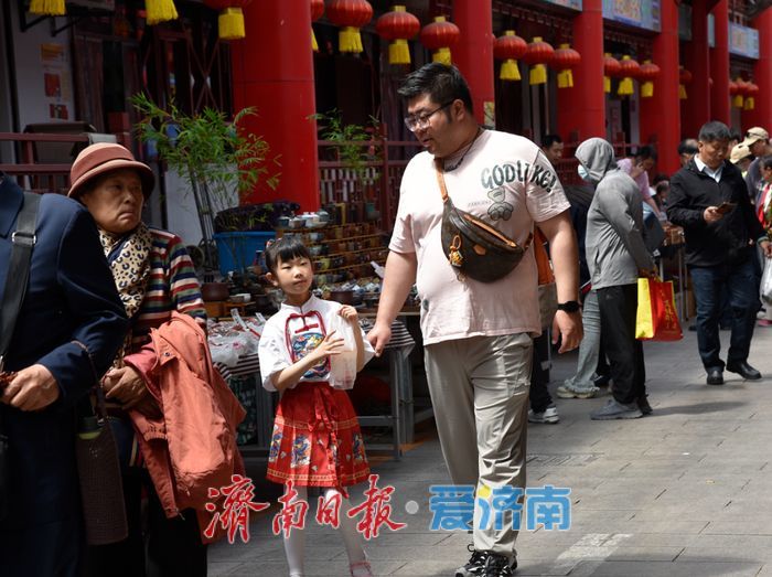 一年四季 泉在济南丨清明假期英雄山文化市场迎旅游热潮 文化赏春与多元体验受青睐