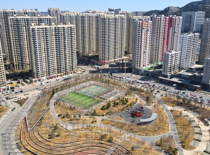 千花百卉争明媚，一城春色入眼来