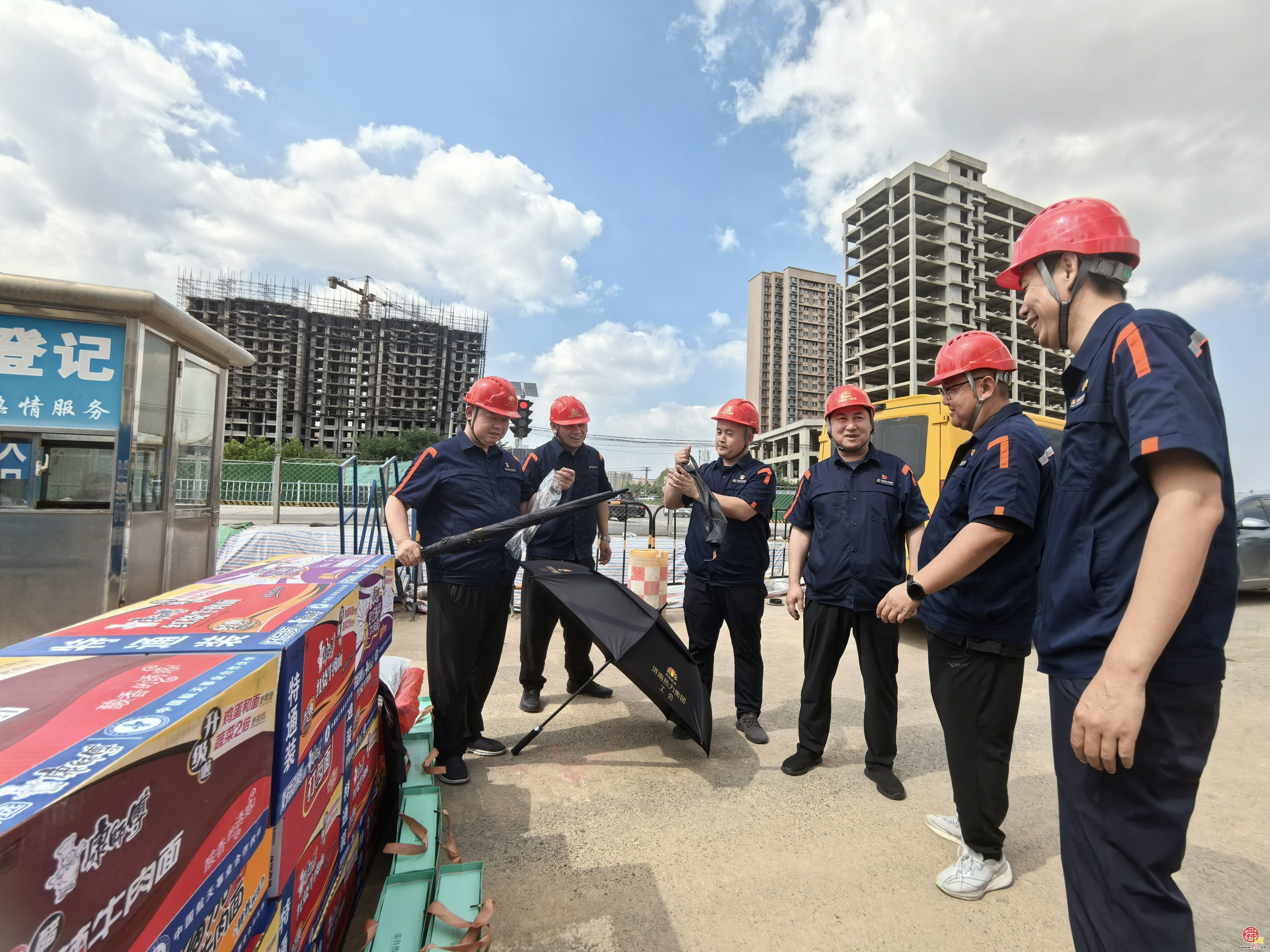济南热力集团工会到重点项目现场开展“夏送清凉”慰问活动