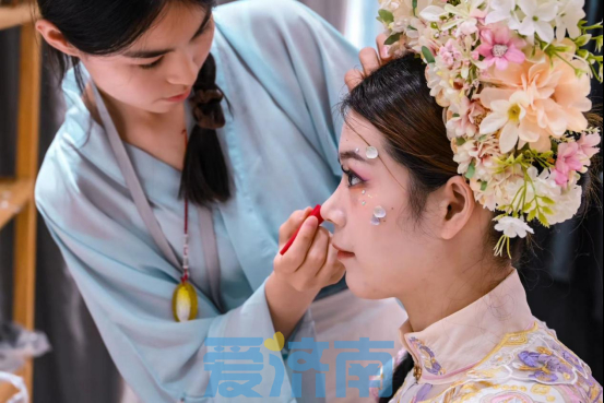 “泉”在济南过暑假｜护城河又添新体验！泉水行舟与簪花汉服相伴，一秒穿越千年