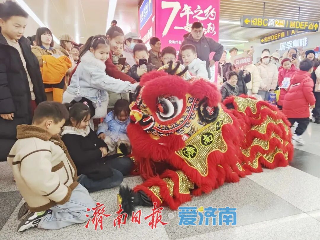 猜灯谜、看舞狮、闹元宵……济南地铁站里节味儿浓