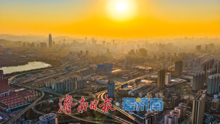 落日熔金染泉城