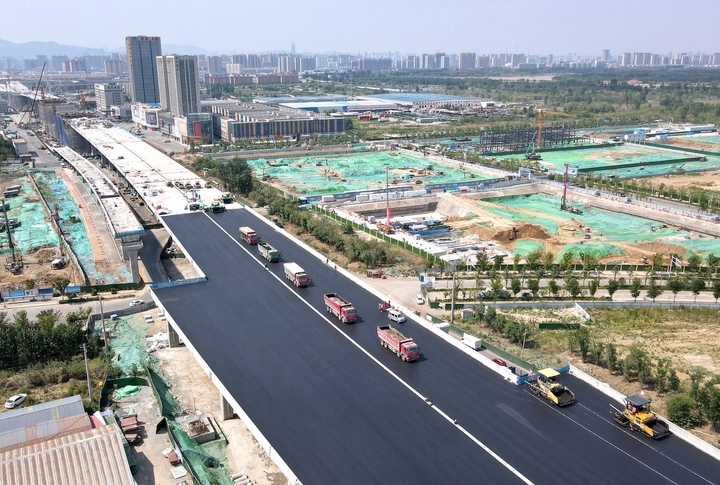 穿新装了，G104京岚线济南黄河公路大桥主桥桥面沥青摊铺进展顺利