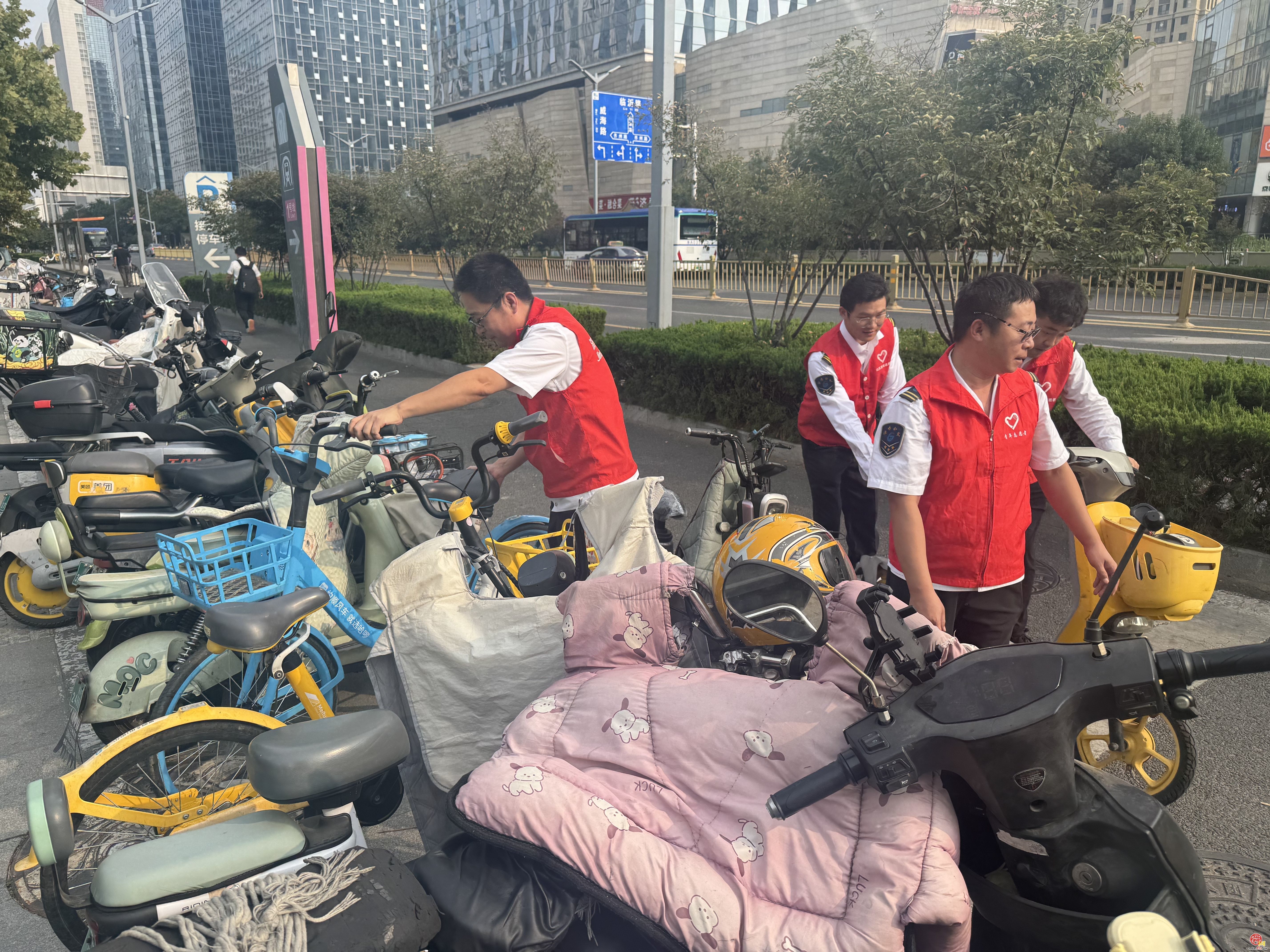 节日我在岗：公交志愿者坚守西站枢纽，守护国庆出行路