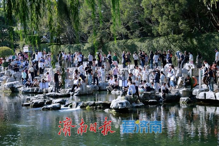 碧水垂柳伴画舫 古桥泉畔聚游人